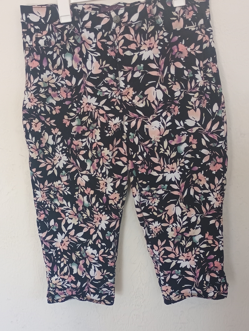 Gloria Vanderbilt Black Cropped Pants with Pink & Green Floral